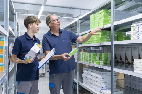 Lehrlin in der Materialwirtschaft