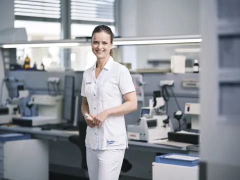 Bild Biomedizinische Analytikerin im Labor