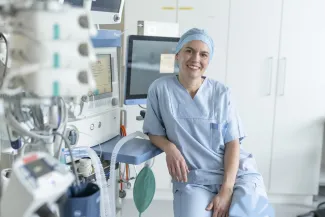 Frau in Op-Kleidung