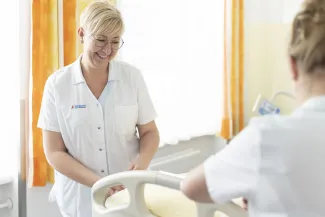Frau in der Pflege