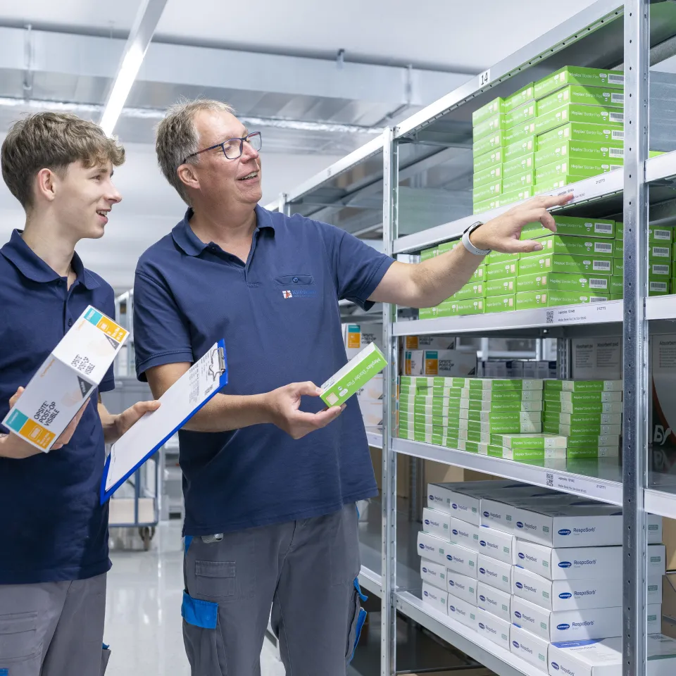 Lehrlin in der Materialwirtschaft